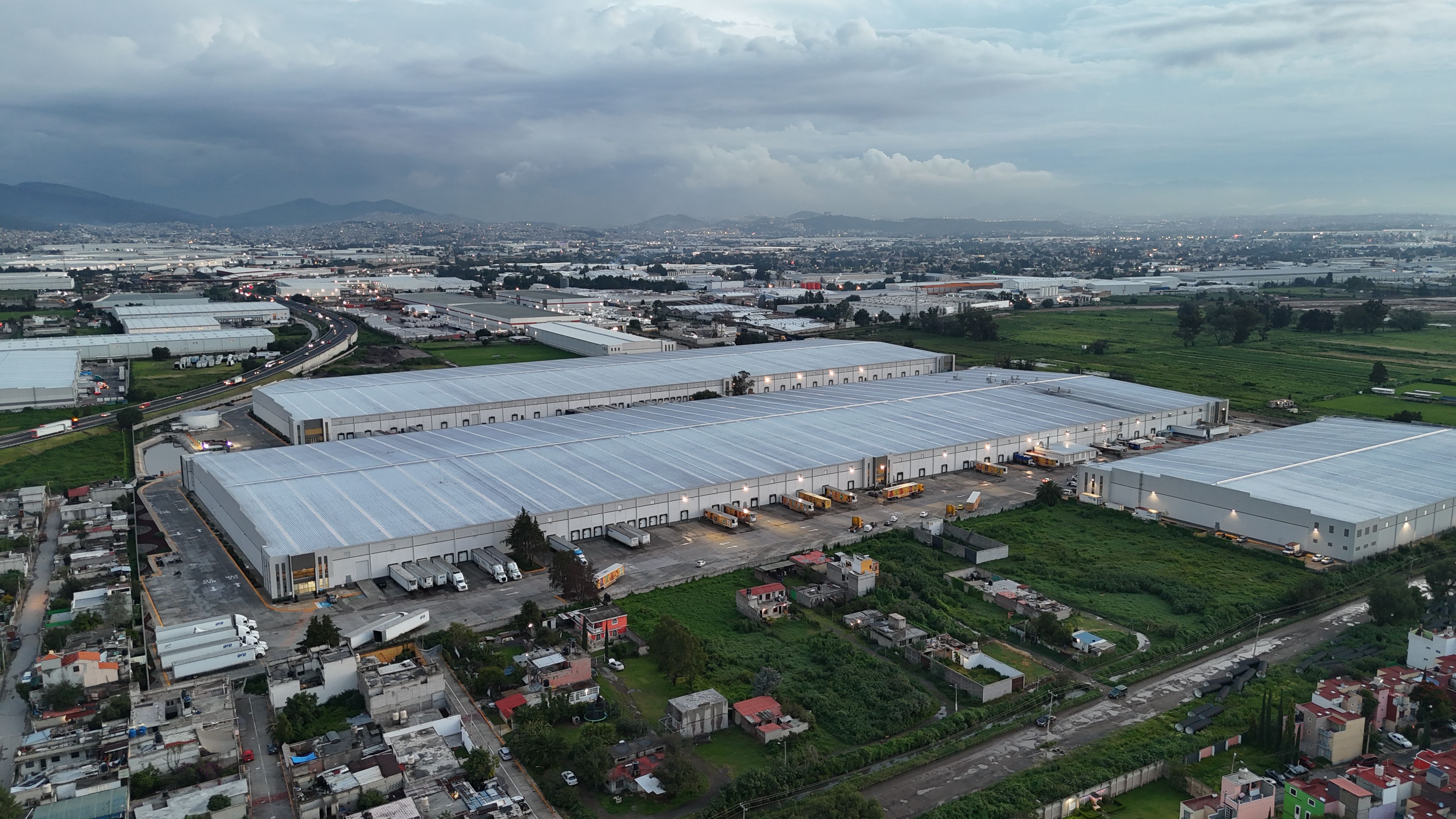 Pogled iz zraka na obsežen industrijski skladiščni kompleks